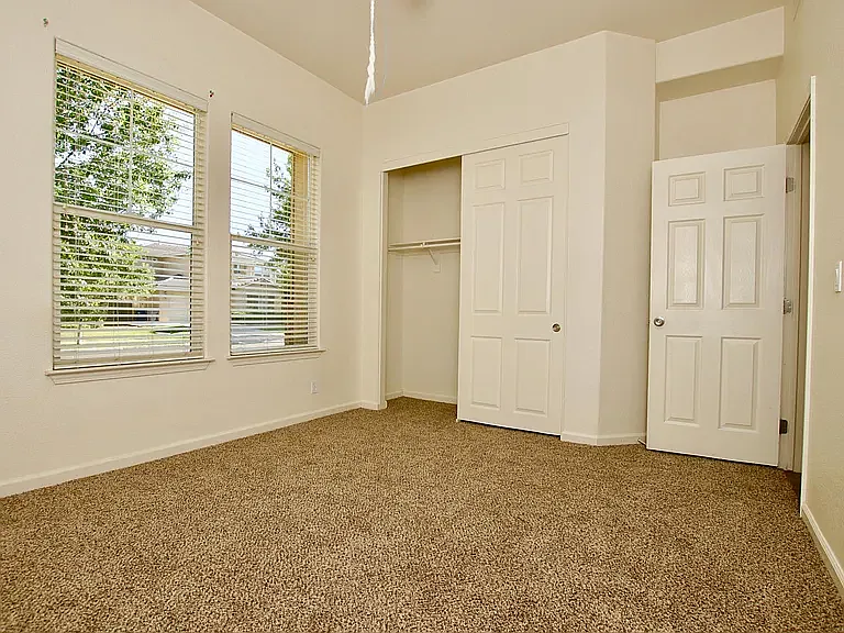 833 Round Hill Dr — Photo 10