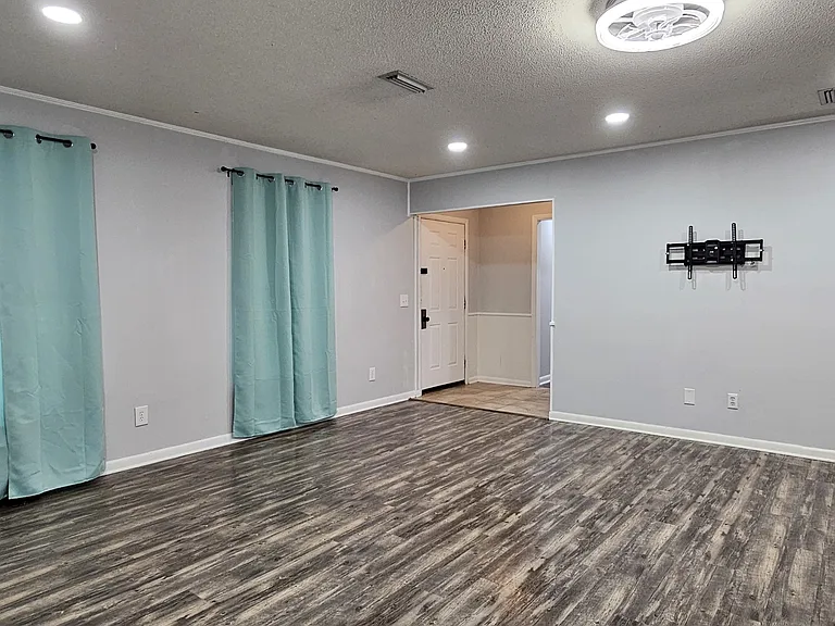 605 Melbourne Dr — Photo 3