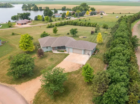 100 Lakeview Dr, Hurley, SD 57036