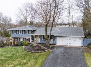 16 Whitecliff Dr, Pittsford, NY