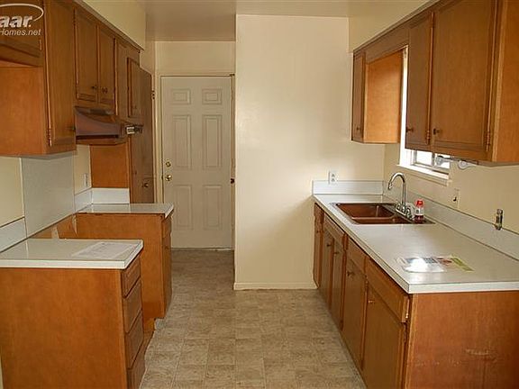 5th image of 3270 Eastgate St