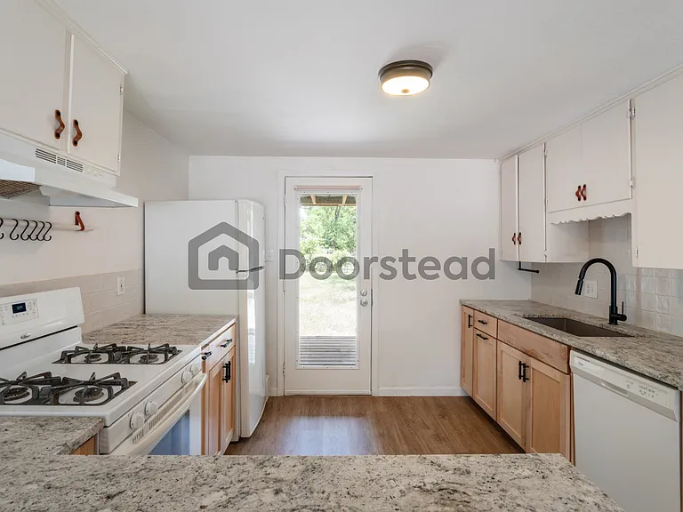 1109 Spur St — Photo 7