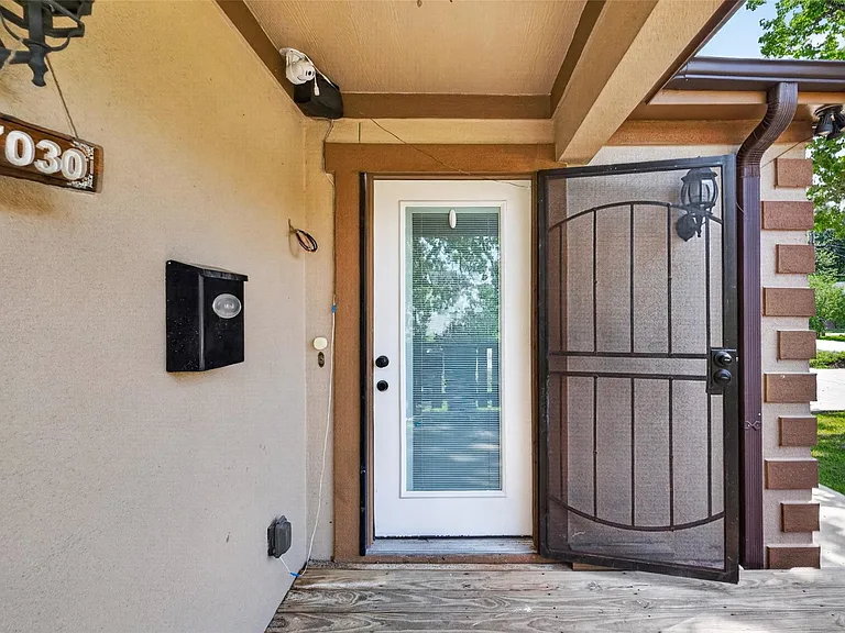 7030 Sidney St — Photo 5