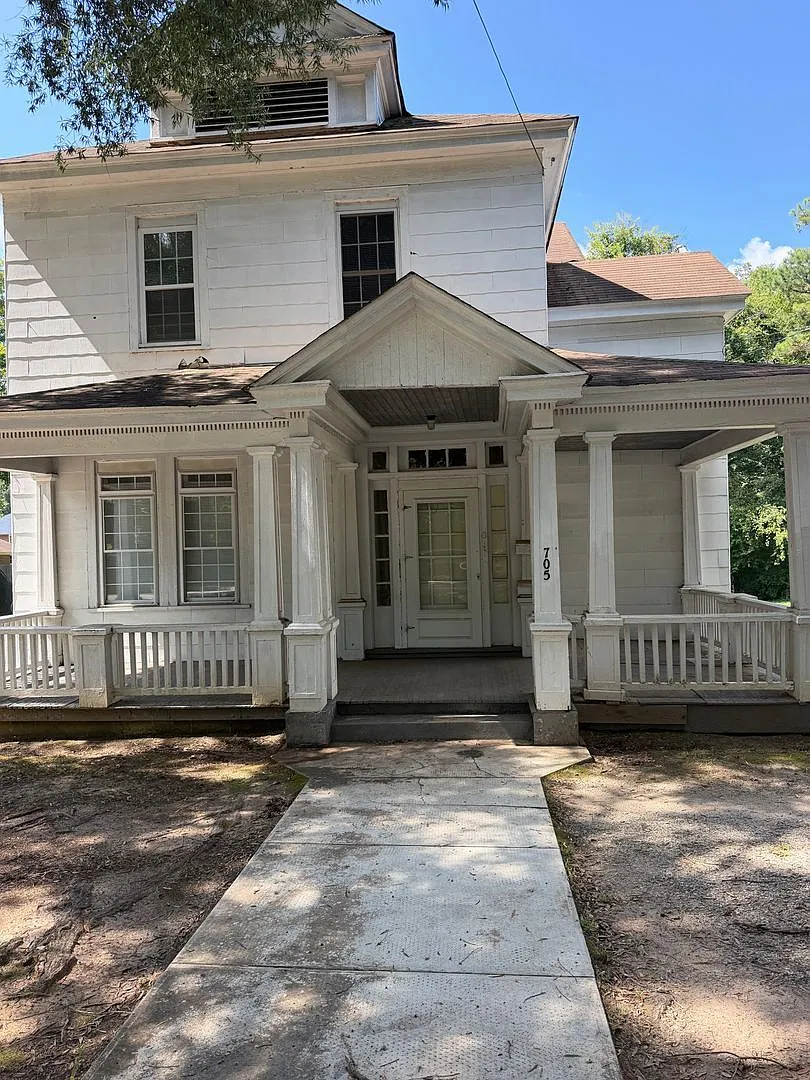 2 bed, 1.0 bath, 1309 sqft, $850 — Photo 1