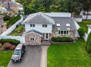 62 Summit St, Hicksville, NY 11801