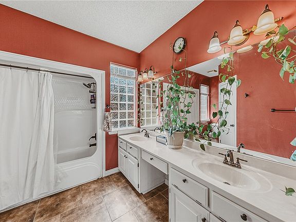 5th image of 37 Cambria Dr