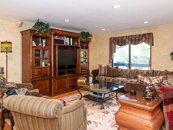 3rd image of 45 Acorn Ponds Dr