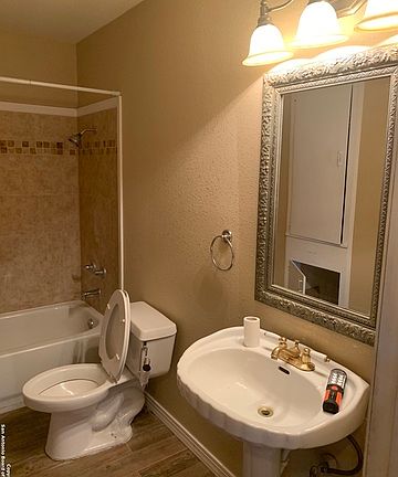 3rd image of 923 NW 34th St