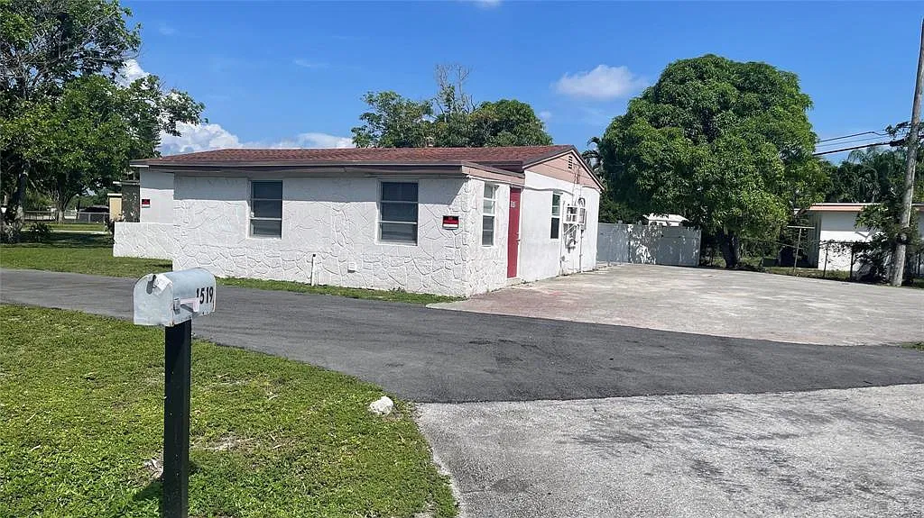 4 bed, 2.0 bath, 1189 sqft, $2,900 — Photo 1