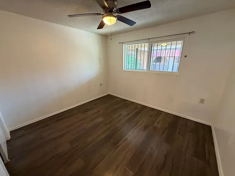 919-923 Alvarado Dr SE — Photo 9