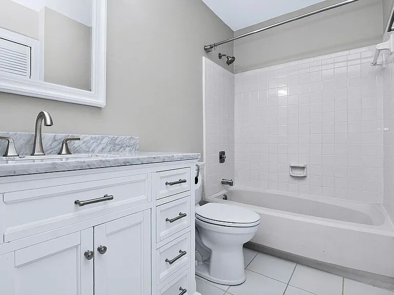 Primary en suite bathroom