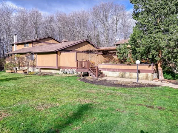 17640 Walnut Trl, Chagrin Falls, OH 44023