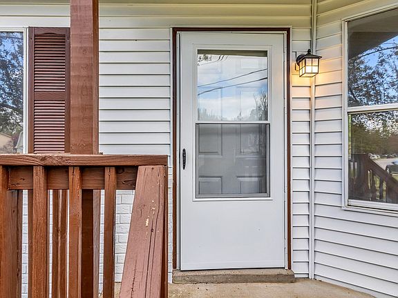 3rd image of 3262 Lakeford Dr