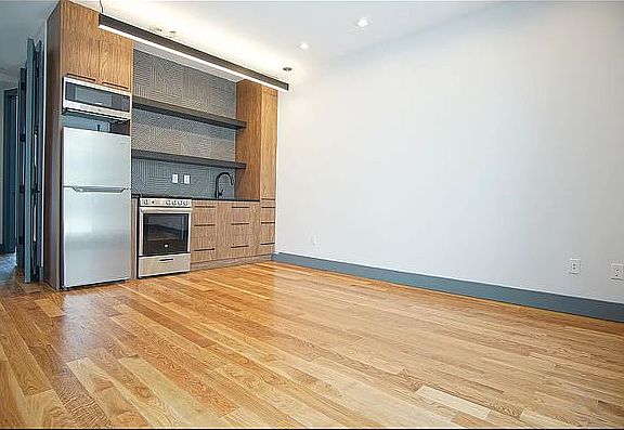 4th image of 376 Bedford Ave #5