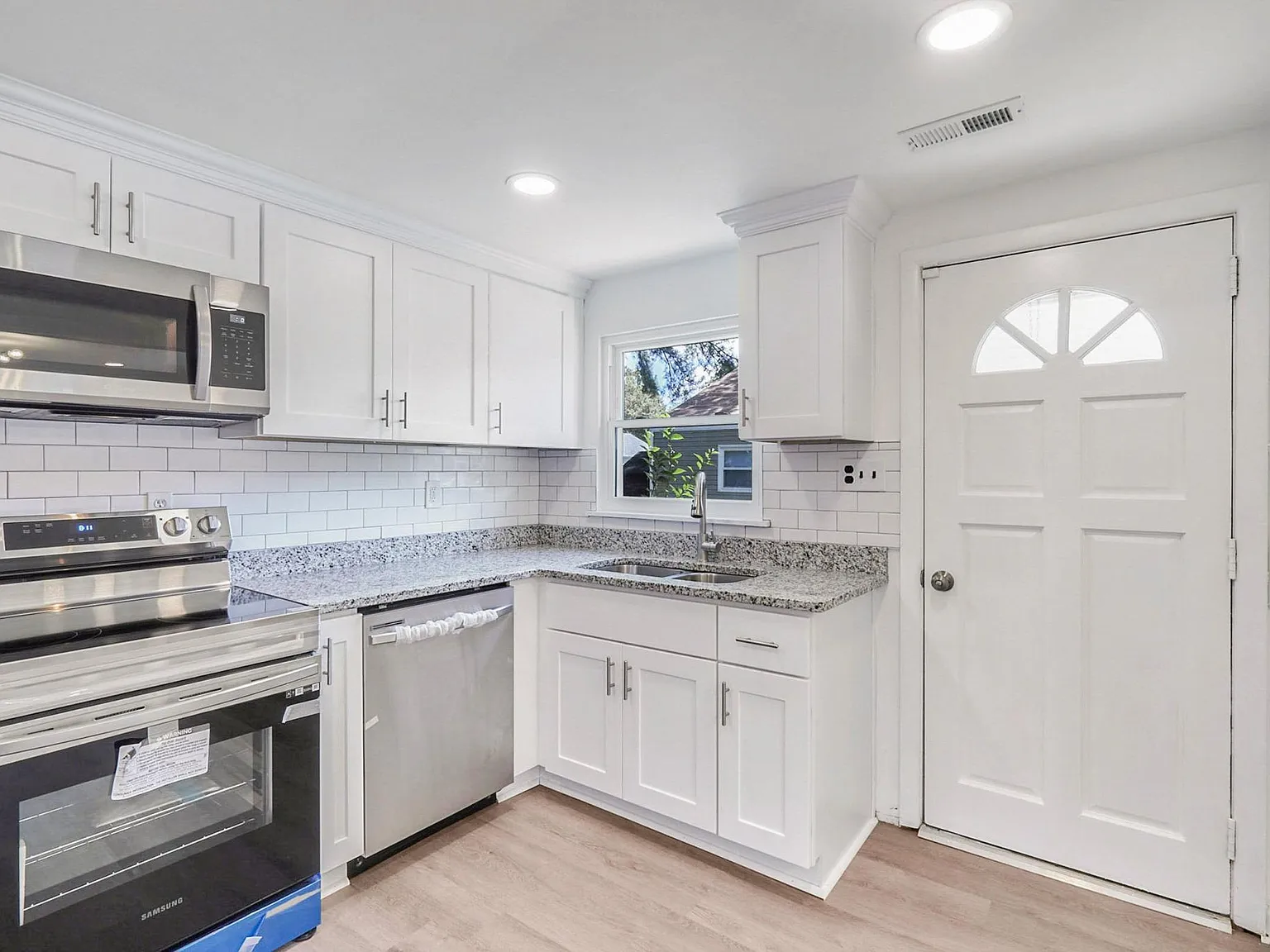 3 bed, 1185 sqft, $2,200 — Photo 3