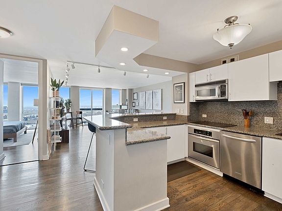 3rd image of 1660 N La Salle St #4008