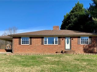 173 Tulip Ln, Mount Airy, NC 27030