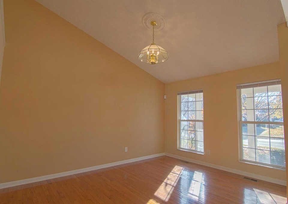 1st image of 294 Stamford Dr