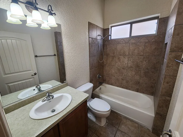 2409 Cortina Mnr — Photo 28
