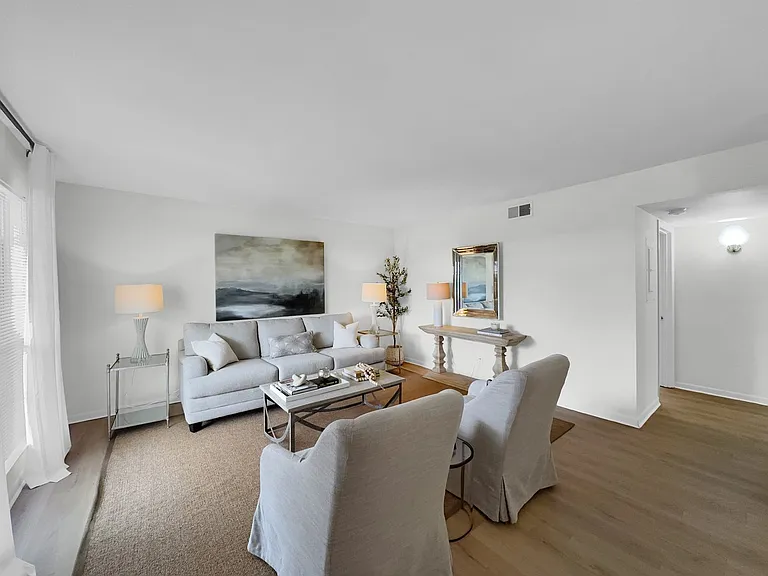 Chateau Orleans Apartments — Photo 47