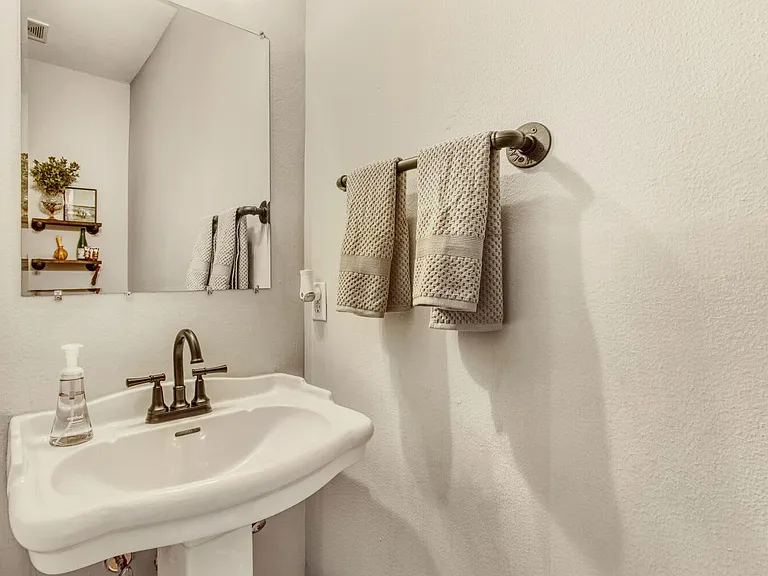 903 Hartman St — Photo 17