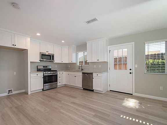 4th image of 3033 Greely Ave