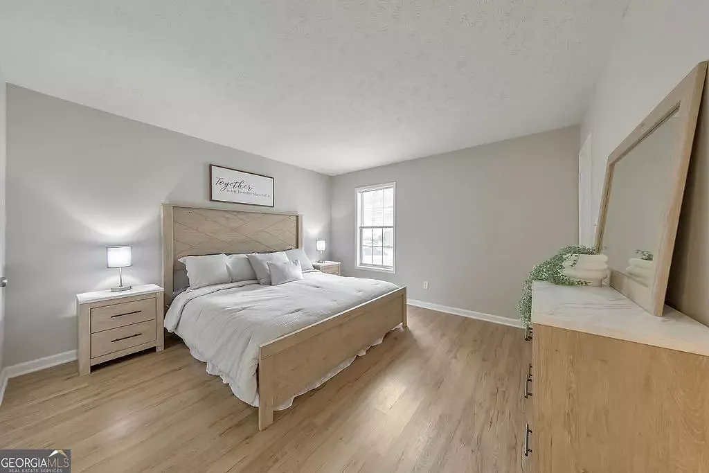 906 Augusta Dr SE — Photo 3