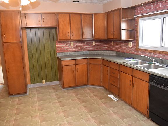 3rd image of 1018 Morton Ave