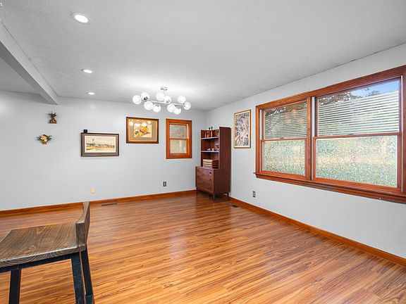 4th image of 823 Salem Dr