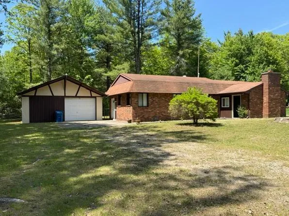 318 Coventry St, Houghton Lake, MI 48629