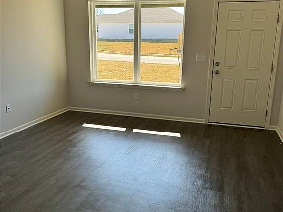 2nd image of 1005 Redbud Dr