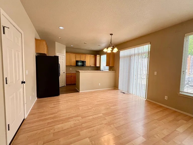 1048 SE Tamora Ave — Photo 4