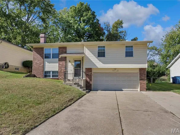 1371 McKelvey Rd, Maryland Heights, MO 63043