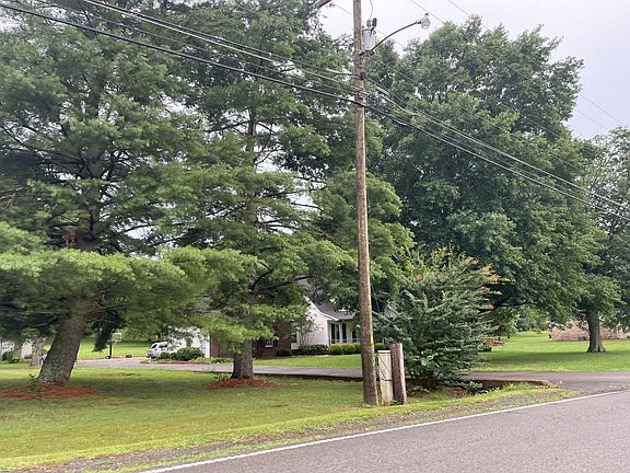 3rd image of 131 Graystone Dr