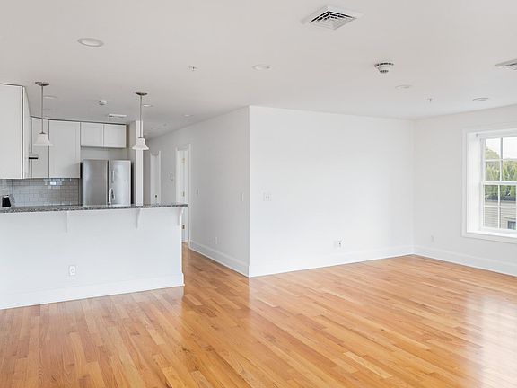 3rd image of 260 Warren St #3