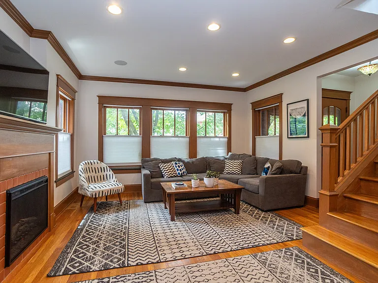 4519 N Sacramento Ave — Photo 3