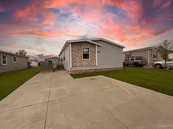 9885 Bellcrest Blvd, Fenton, MI 48430
