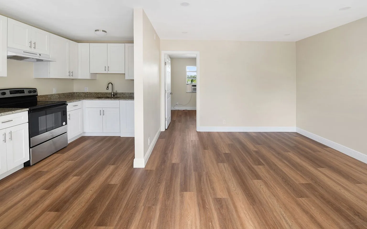 Newly Renovated spacious one bedroom one bathroom — Photo 3