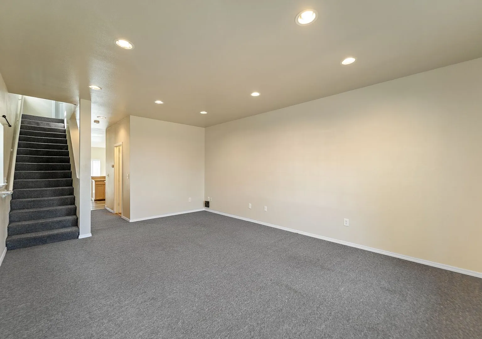 Coming Soon! Spacious 3 Bedroom / 2.5 Bathroom Single Family Home In Tacoma! — Photo 4