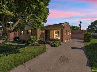 26637 Clairview Dr, Dearborn Heights, MI 48127