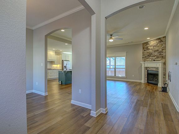 4th image of 9649 Oak Forest Ln