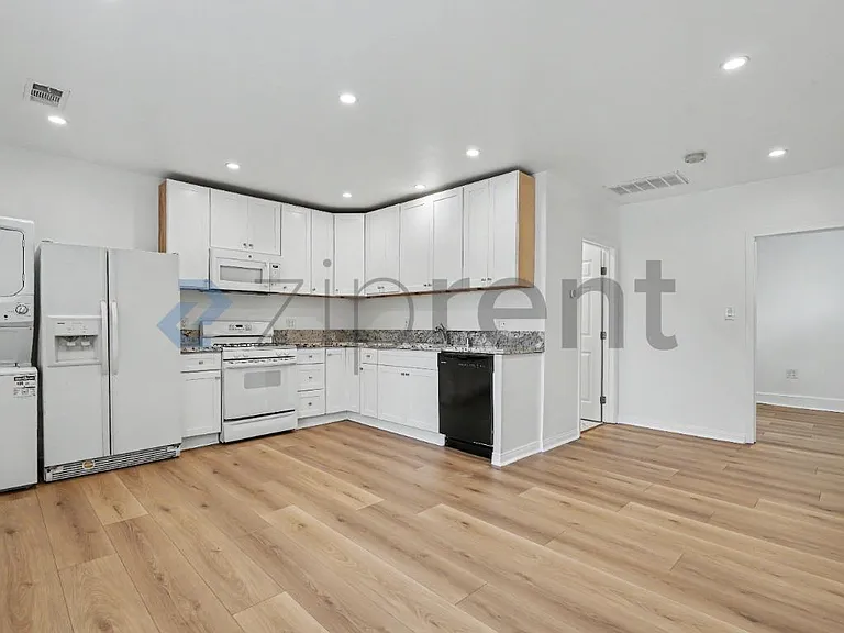 2039 Warren St — Photo 4