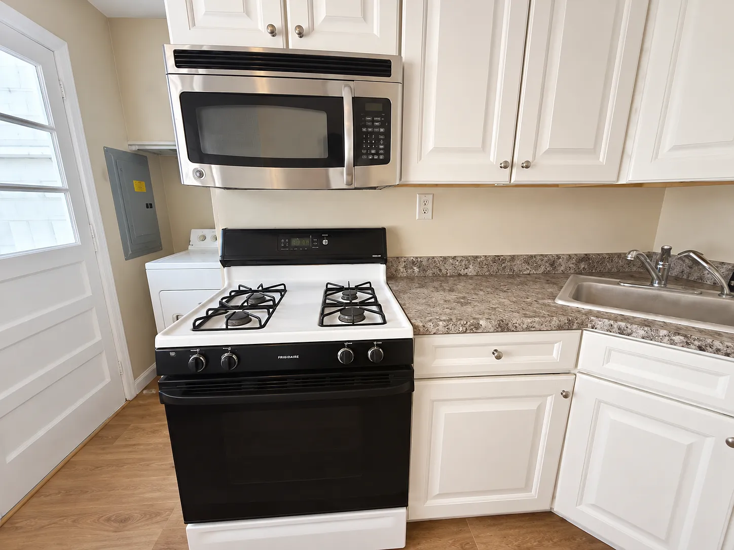 3 bed, 864 sqft, $2,600 — Photo 3