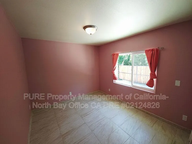 927 N Oak St — Photo 8