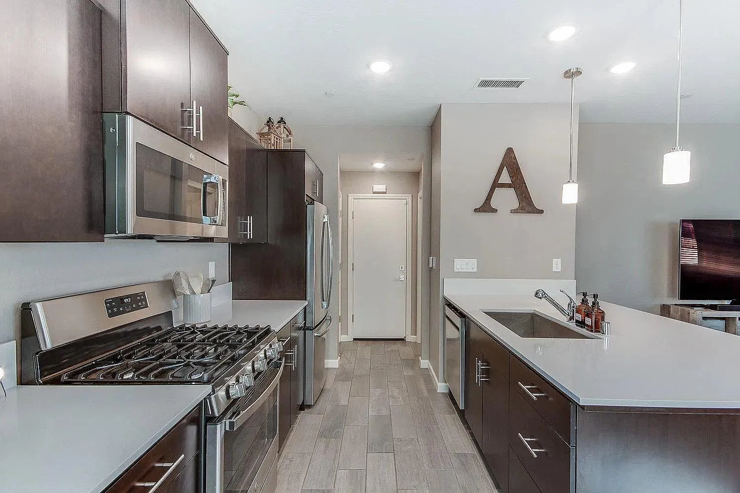 3 bed, 1648 sqft, $2,500 — Photo 2