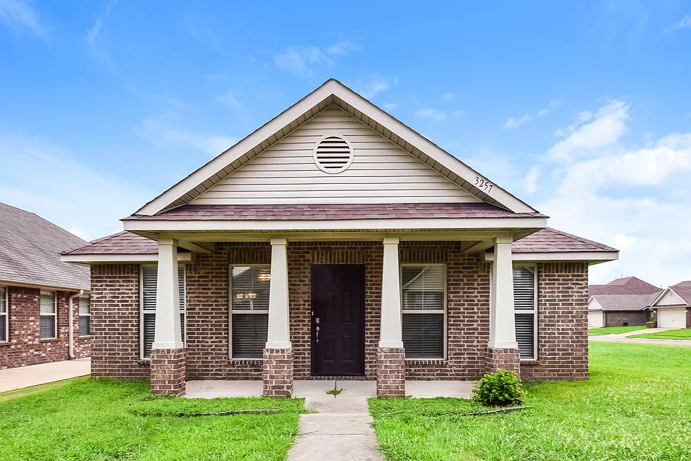 3 bed, 2.0 bath, 1581 sqft, $1,790 — Photo 1