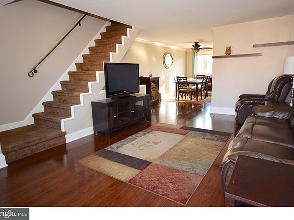 3rd image of 928 Poplar Ave