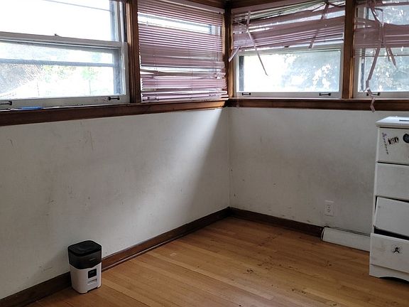 3rd image of 921 Oak St