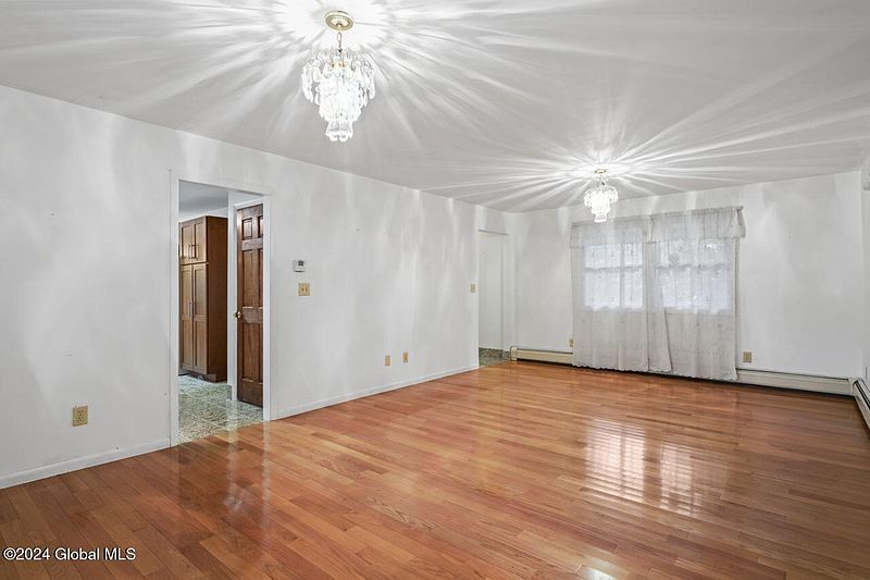 4th image of 3 Bay Hill Court