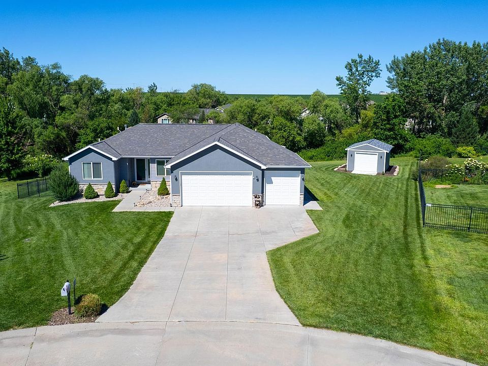 1st image of 733 Spruce Cir